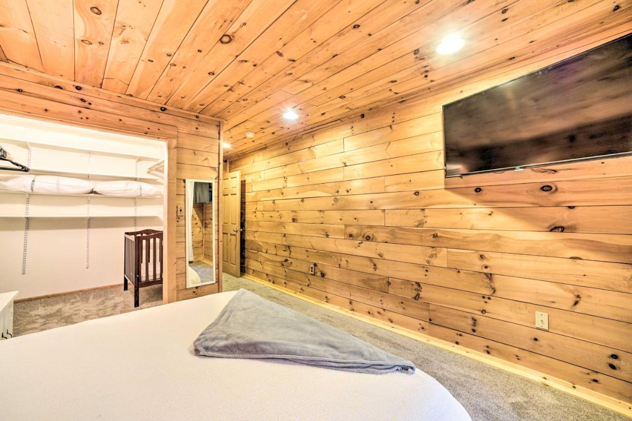 Spacious Cabin With Decks Near Saratoga Springs Middle Grove Exterior photo
