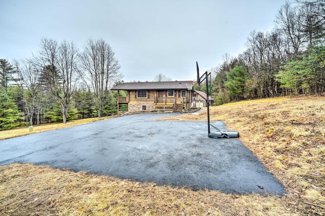 Spacious Cabin With Decks Near Saratoga Springs Middle Grove Exterior photo