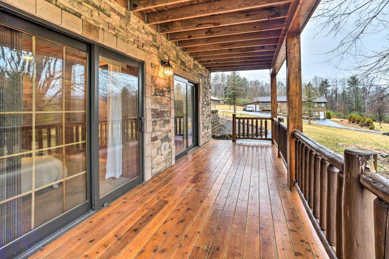 Spacious Cabin With Decks Near Saratoga Springs Middle Grove Exterior photo