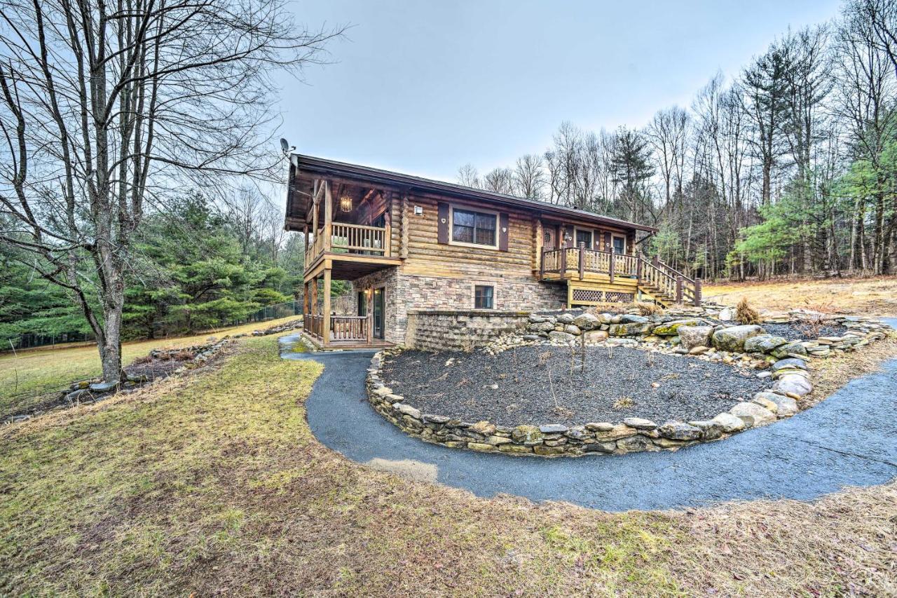 Spacious Cabin With Decks Near Saratoga Springs Middle Grove Exterior photo